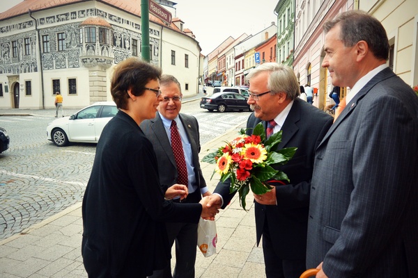 před radnicí