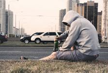 Po silnici v Třebíči se motal agresivní opilec. Pivní sklenicí bouchal do jedoucího auta