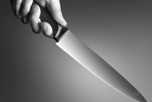V Třebíči pobíhal muž se dvěma noži. Po příjezdu policistů si sedl na zem a křičel V Třebíči pobíhal muž se dvěma noži. Po příjezdu policistů si sedl na zem a křičel