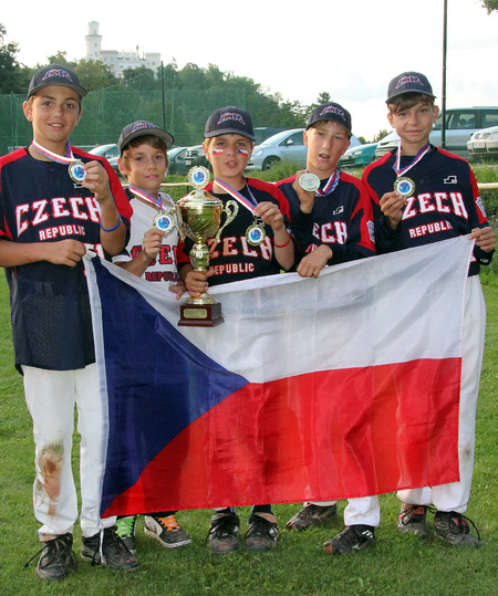 Do žákovské baseballové reprezentace se dostala hned pětice hráčů Třebíč Nuclears, která vybojovala titul mistrů Evropy. Zlaté medaile získali (zleva) Lukáš Hlouch, Marek Krejčiřík, Robin Vávra, Kryštof Hrůza a Leoš Vostal.