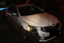 Zatočila se mu hlava? Opilý řidič v Třebíči nezvládl kruhový objezd a narazil do značky