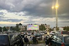 V Dukovanech začal jubilejní ročník autokina pod chladicími věžemi